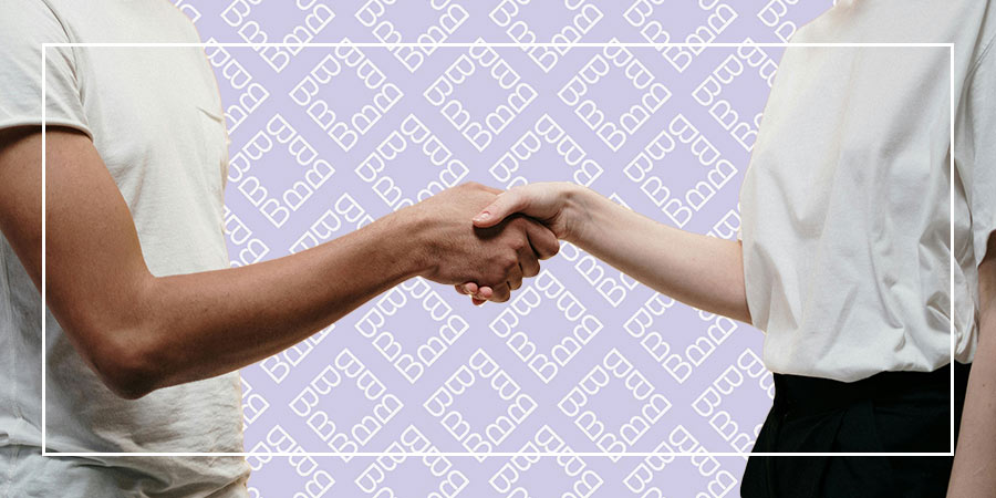 Symbolbild Ausbildung bei Bantlin: Zwei Personen reichen sich die Hand vor Bantlin-Musterhintergrund.“